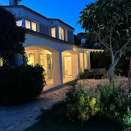 Villa con el parking 24 privado en la playa