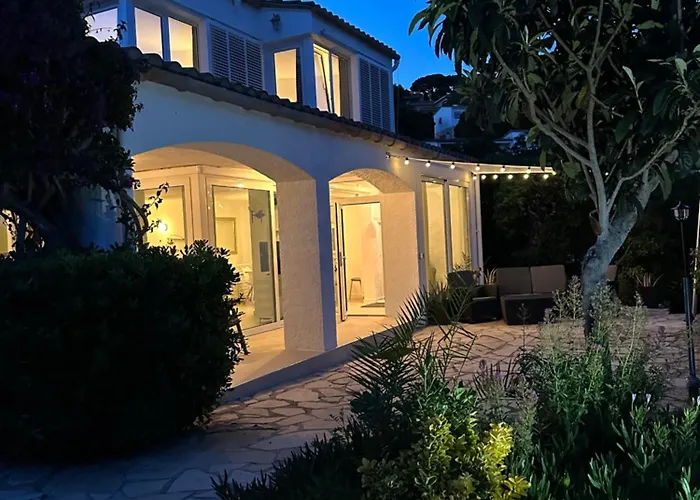 Villa con el parking 24 privado en la playa