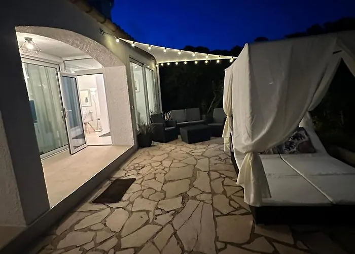 Villa con el parking 24 privado en la playa Villa *